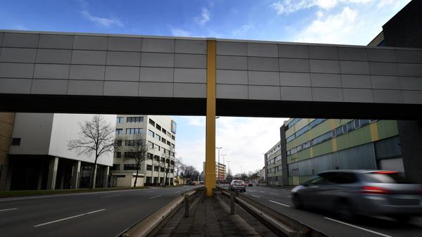 Keine Wohnbebauung dagegen soll es auf dem ehemaligen Schöller-Gelände geben. Für die rund 12.700 und 51.000 Quadratmeter großen Flächen links und rechts hat die Stadt ein Bebauungsplan-Verfahren eingeleitet, weil sie hier die Fakultät für Erziehungswissenschaften der Friedrich-Alexander-Universität ansiedeln möchte. Deren bisherigen Gebäude am Dutzendteich sind marode und eine Sanierung rentiert sich nicht mehr. Auch eines der beiden Gymnasien, die Nürnberg bauen muss, könnten auf dem ehemaligen Schöller-Areal Platz finden.