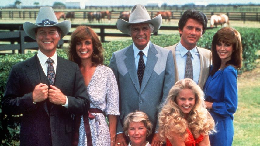 Mit 357 Episoden rangiert "Dallas" auf Platz fünf der langlebigsten Primetime-Dramen in den USA vor "Law & Order: Special Victims Unit" (derzeit 427 Episoden), "Bonanza" (430 Episoden), "Law & Order" (456 Episoden) und "Rauchende Colts" (635 Episoden).