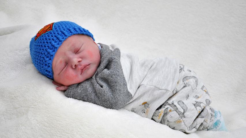 Bei dem nasskalten Wetter braucht man eine schicke Strickmütze: Leo wurde am 19. März geboren. Er maß 50 Zentimeter bei seiner Geburt und wog 3180 Gramm.