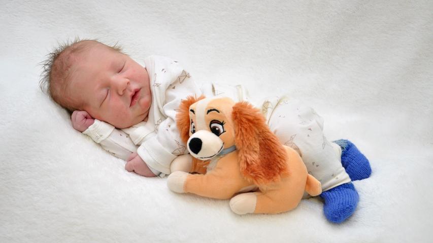 Mit dem Plüschhund an der Seite schläft es sich besonders gut: Die kleine Alexandra Ioana wurde am 21. März geboren. Dabei war sie 49 Zentimeter klein und wog 3070 Gramm.