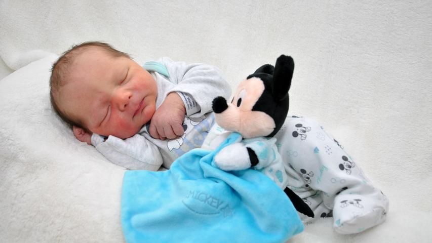 Schon von klein auf ein Disney-Fan: Bei Jonas Ben sind der Strampelanzug und das Plüschtier perfekt aufeinander abgestimmt. Der Kleine wurde mit 3560 Gramm und 55 Zentimetern am 26. März geboren.