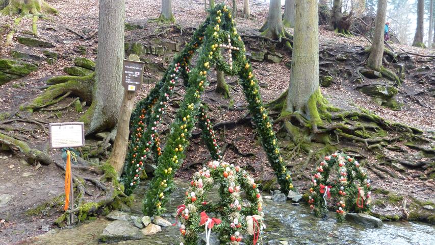 Eine uralte Tradition: Die Lillachquelle, das obere Ende der "Sinterstufen" bei Lilling, ist vom 18. bis zum 28. April wie ein Osterbrunnen geschmückt worden. 