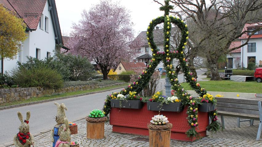 Der Osterbrunnen in Unterrohrenstadt ist mit handbemalten Eiern geschmückt.