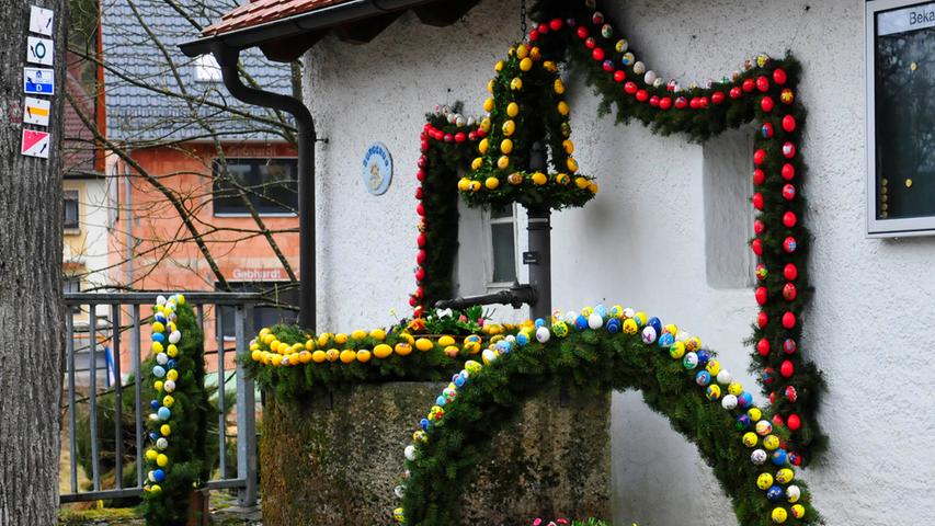 In Burggrub, einem Ortsteil von Heiligenstadt, steht dieses kleine Schmuckstück - mit einer prächtigen Girlanden-Krone vom 13. April bis zum 5. Mai.