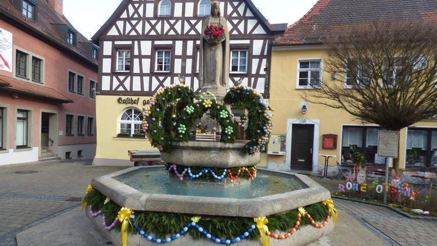 Der Elisabeth-Brunnen am Marktplatz stammt aus dem Jahre 1905. 1600 Eier schmücken jedes Jahr den Brunnen in der Stadtmitte. Dieses Jahr wird er vom 14. April bis zum 5. Mai zu sehen sein. Das Besondere des Brunnen ist neben seiner einmaligen Lage, umgeben von Fachwerkhäusern und der Kirche, auch der Schmuck mit roten Rosen.