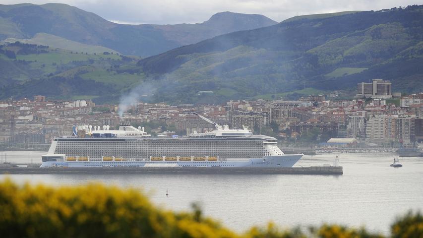 Die Anthem Of The Seas ist das drittgrößte Kreuzfahrtschiff der Welt. Hier vor dem Hafen von Bilbao. Auch hier wabert Rauch überm Schiff.