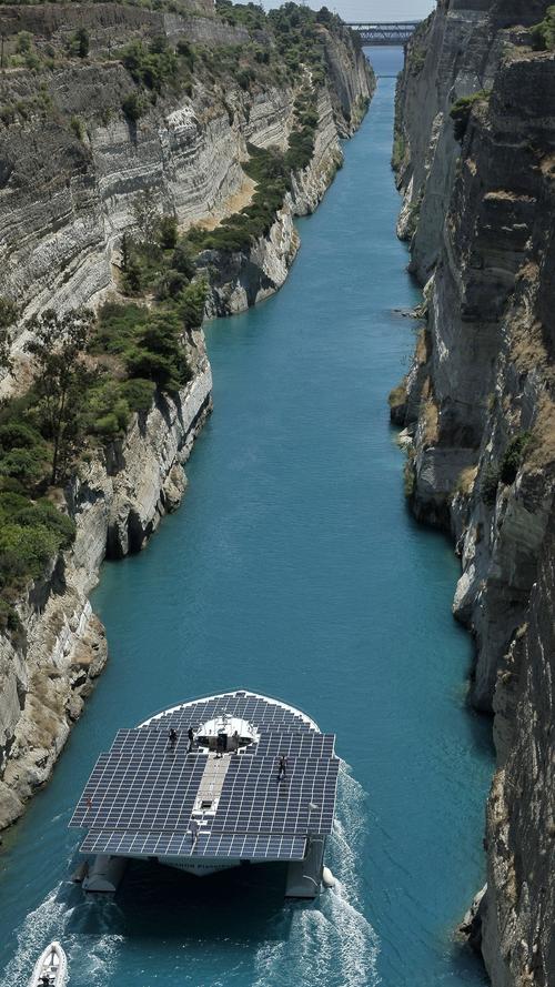 Die schweizerische MS Turanor PlanetSolar durchfährt alleine mit Solarstrom den Kanal von Korinth.