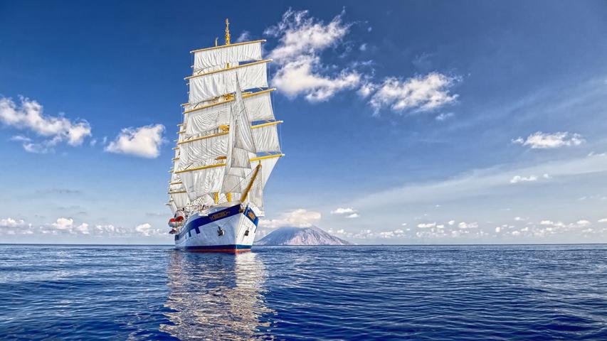 So geht es natürlich auch: Das Segelschiff Royal Clipper fährt Touristen mit Wind über die Meere.