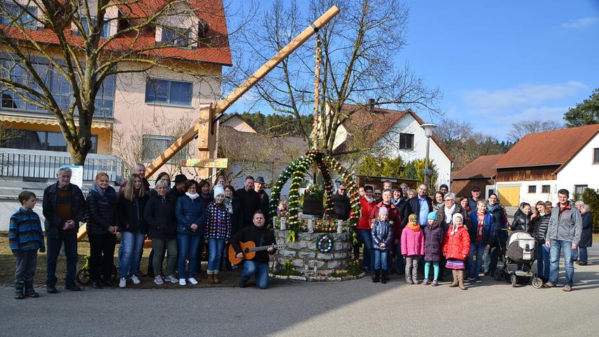 Rund um ihren schönen Osterbrunnen feierten die Eppersdorfer ein Dorffest.
