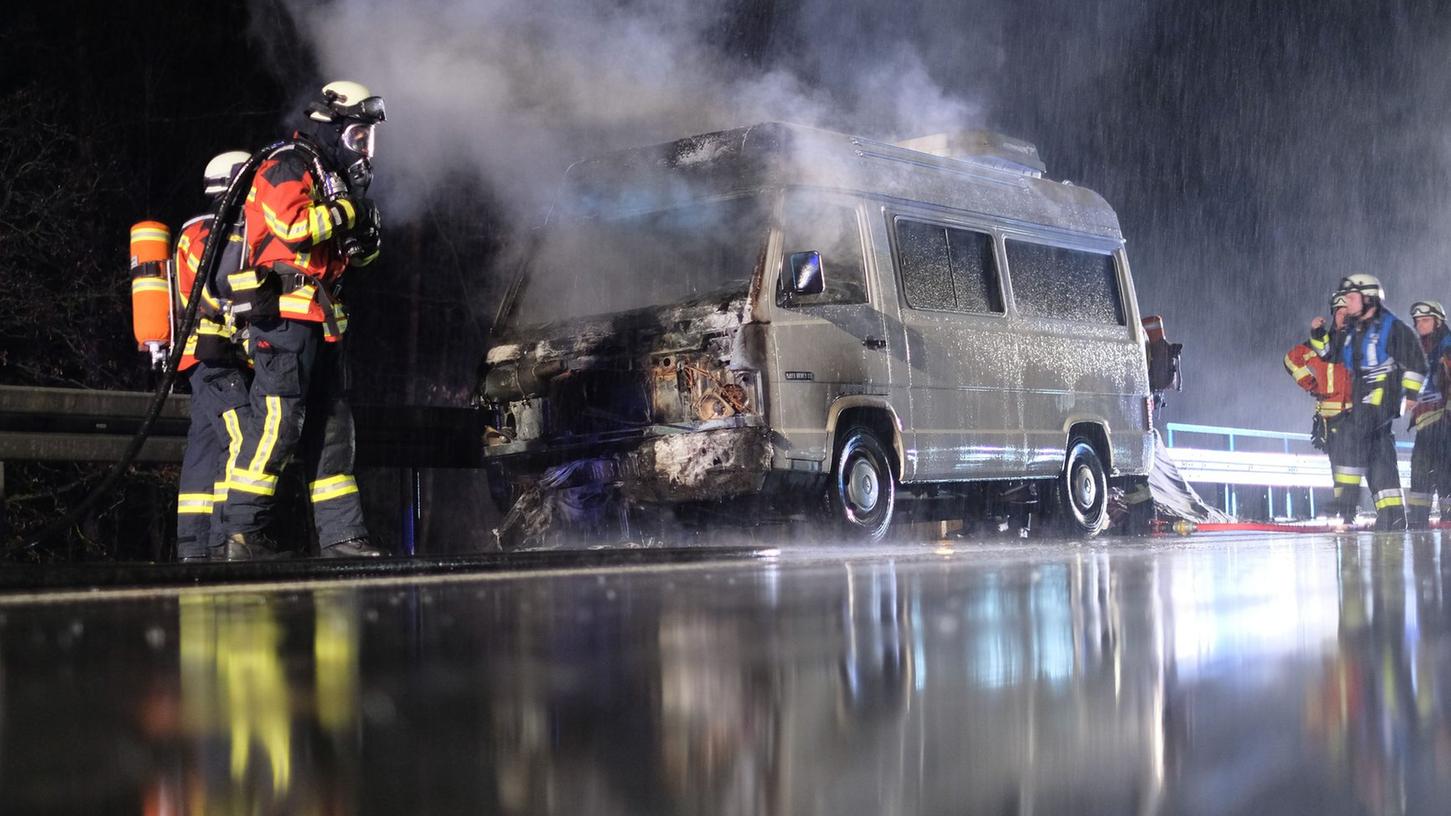 Am Mittwochabend ging der Motorraum eines Wohnmobils bei der Anschlussstelle Nürnberg-Nord plötzlich in Flammen auf. Der Fahrer blieb unverletzt, die Front des Wagens brannte aber komplett aus.