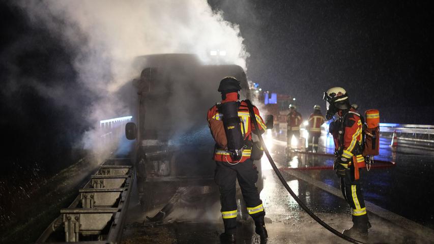 Wohnmobil geht auf der A3 bei Nürnberg in Flammen auf