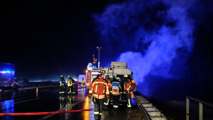 Wohnmobil geht auf der A3 bei Nürnberg in Flammen auf