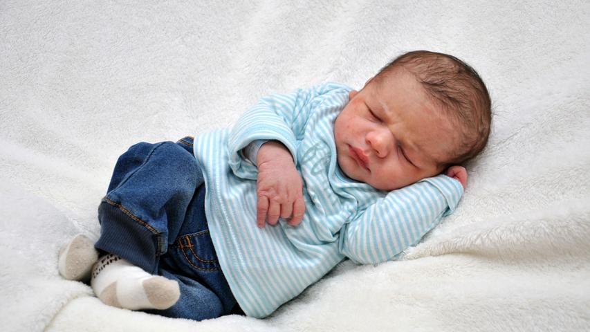 Der kleine Konstantin kam am 27. März im Klinikum Hallerwiese zur Welt. Noch blickt er etwas zerknautscht in die Welt hinaus. 52 Zentimeter maß er dabei und brachte 3100 Gramm auf die Waage.