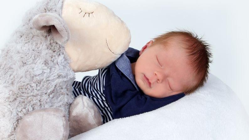 Schaf süß, Baby süß, Träume süß, alles süß: Der kleine Raphael wurde am 16. März geboren. Dabei wog der kleine Racker 49 Zentimeter und wog zarte 2790 Gramm.
