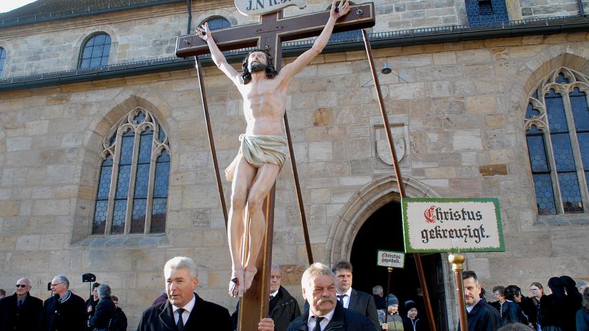 Zum Tod Jesu: Karfreitagsprozession in Neunkirchen am Brand