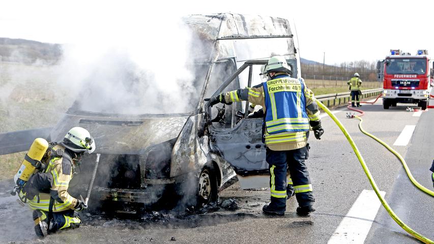 Schock am Karfreitag: Transporter brennt auf A73 komplett aus