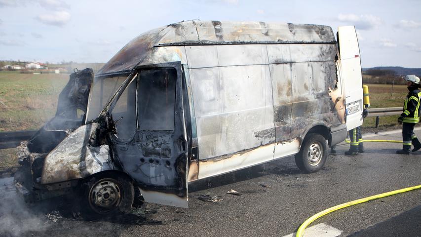 Schock am Karfreitag: Transporter brennt auf A73 komplett aus