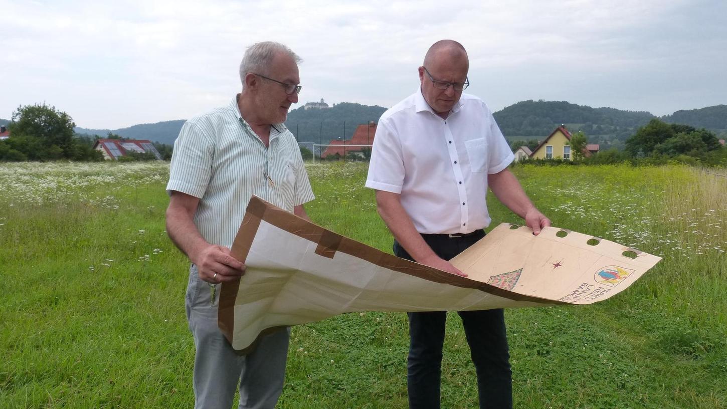 Bürgermeister Helmut Krämer und Geschäftsstellenleiter Rüdiger Schmidt im letzten Jahr auf dem Baugebiet Gründlein. Am 10. April werden den ersten Interessenten die Pläne vorgestellt.