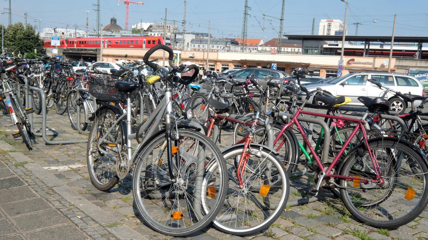Gerade der Nürnberger Hauptbahnhof, eine Schnittstelle zwischen Bahn, Bus, Straßenbahn und U-Bahn, ist eine Sammelstelle für Schrotträder.