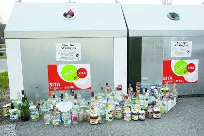 Altglas neben die Container gestellt