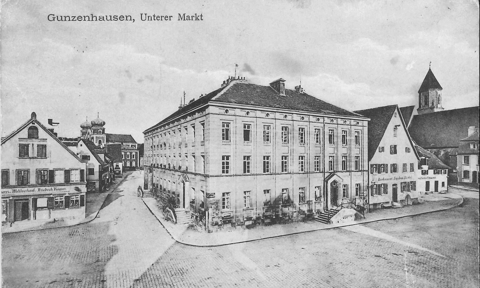 Das alte Schulhaus um 1900 dominierte den unteren Marktplatz.