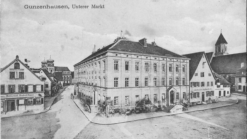 Das alte Schulhaus um 1900 dominierte den unteren Marktplatz.