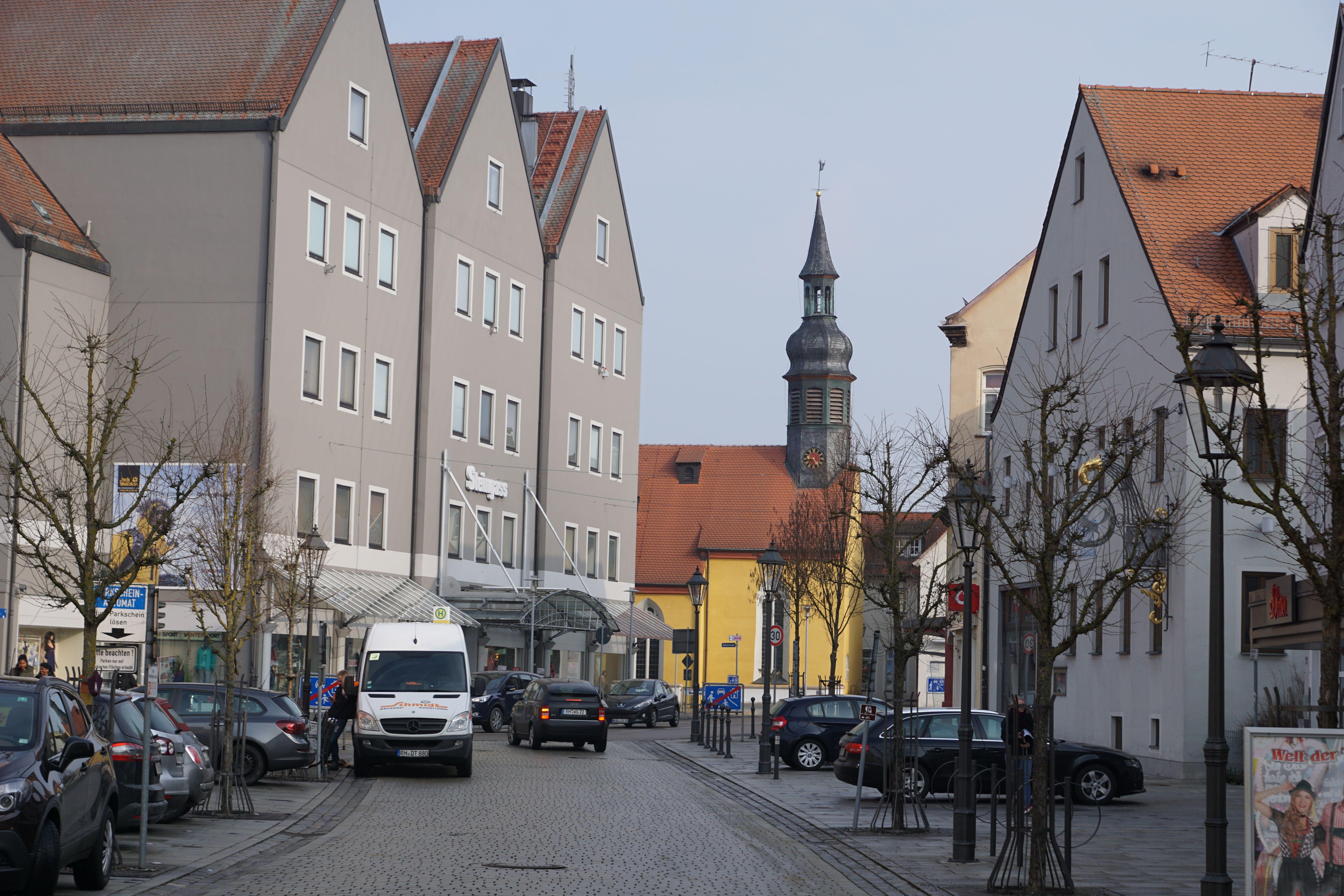 Gleicher Blickwinkel heute: Das Kaufhaus Steingass steht anstelle der alten Schranne. Im Hintergrund die Spitalkirche.