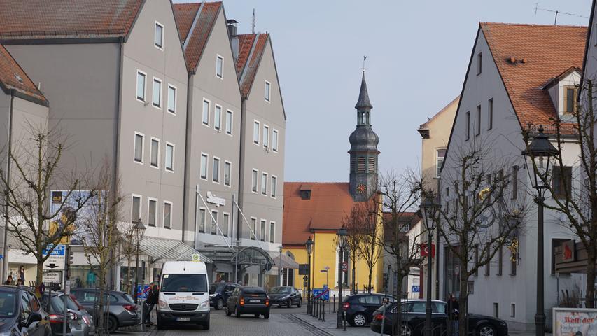 Gleicher Blickwinkel heute: Das Kaufhaus Steingass steht anstelle der alten Schranne. Im Hintergrund die Spitalkirche.