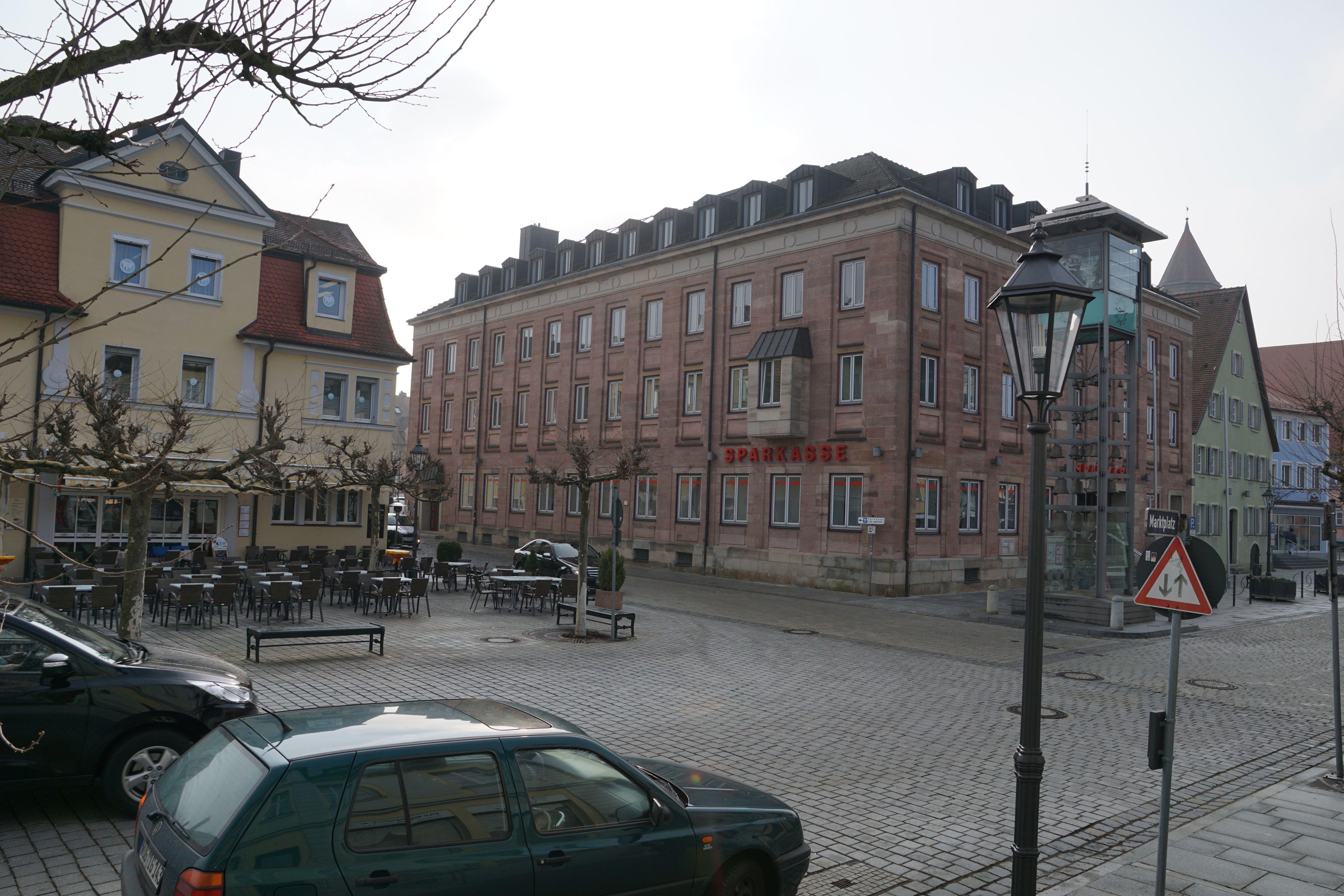 Wo einst Kinder die Schulbank drücken, hat jetzt die Sparkasse ihren Sitz.