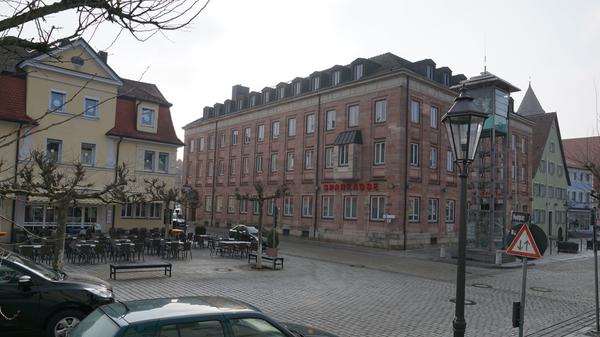 Wo einst Kinder die Schulbank drücken, hat jetzt die Sparkasse ihren Sitz.