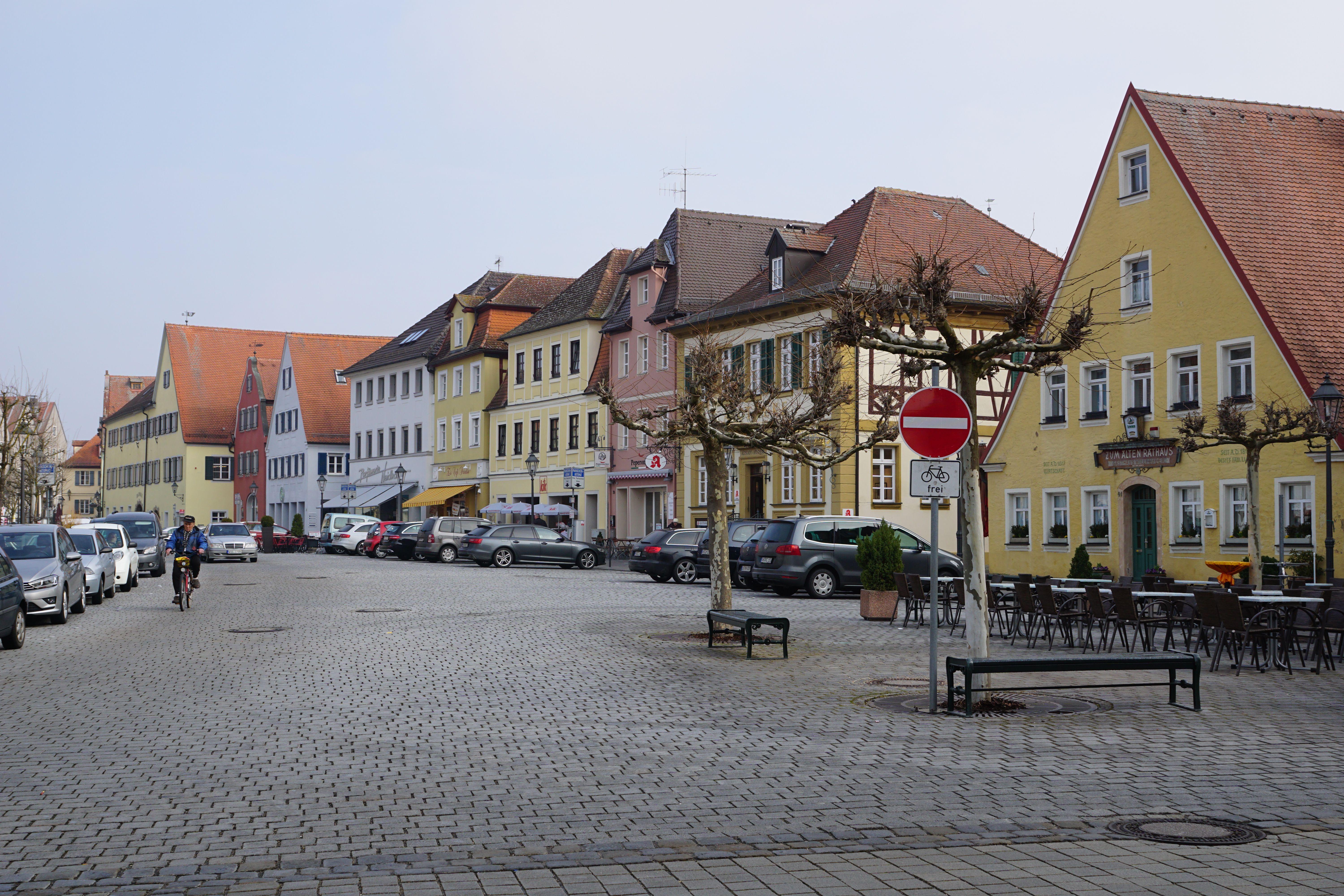 Hier, an der breitesten Stelle des Marktplatzes, stand früher das alte Rathaus der Altmühlstadt.