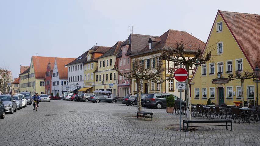 Hier, an der breitesten Stelle des Marktplatzes, stand früher das alte Rathaus der Altmühlstadt.