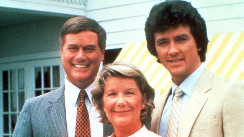 Als die Serie am 2. April 1978 ihre Premiere feierte, war sie nur als fünfteilige Miniserie angelegt. Die Produzenten hatten ursprünglich keine Pläne, das Format zu verlängern. Aufgrund der rasch eintretenden Popularität des Formats, wurde aus der Produktion eine horizontal erzählte Serie, 13 weitere Staffeln folgten. Die fünf ersten Episoden, nach denen "Dallas" enden sollte, gelten heute als Staffel eins.