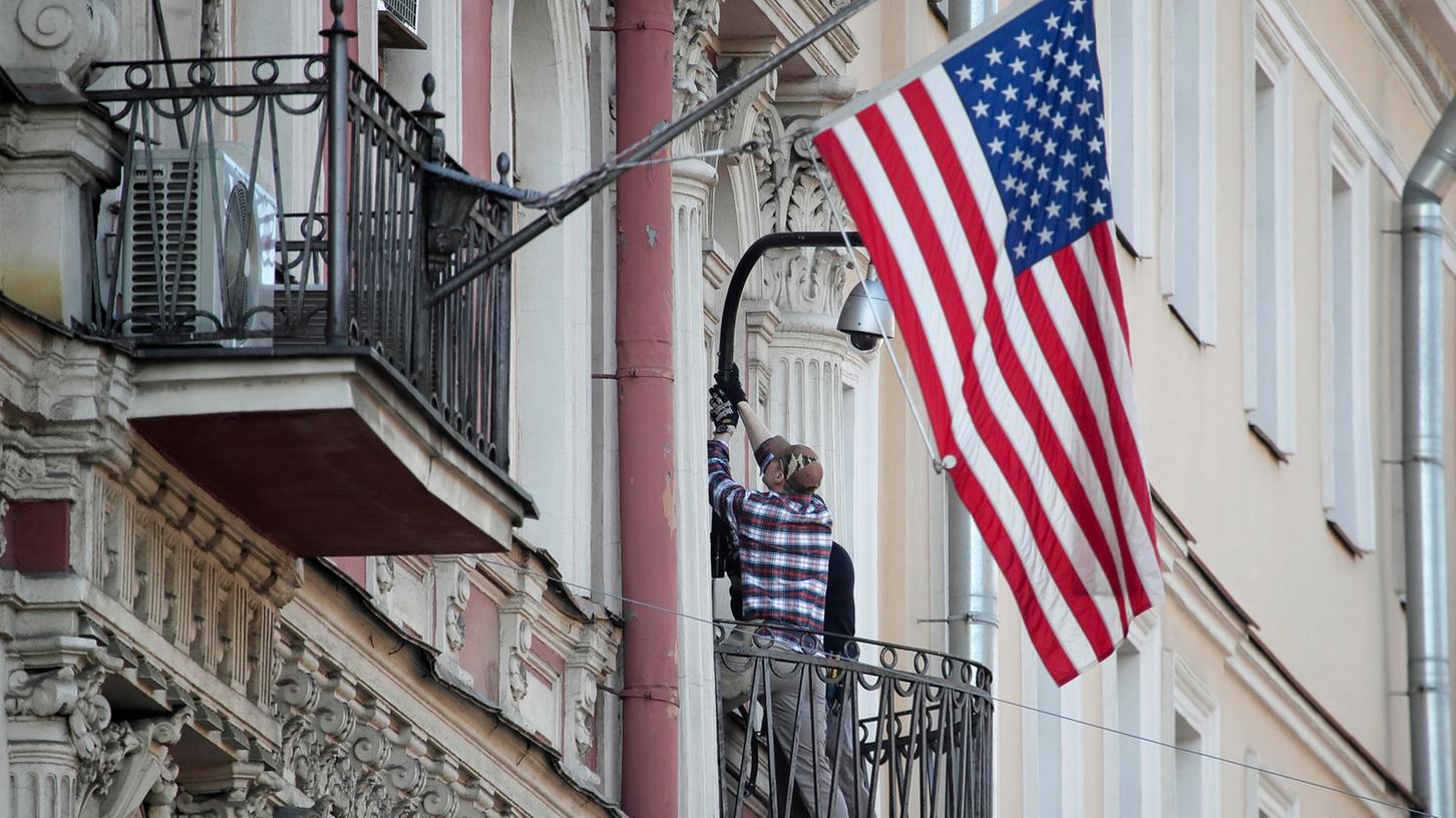 Russische Mitarbeiter demontierten eine Überwachungskamera am Balkon des US-Konsulats in St. Petersburg. Währenddessen vertieft sich die Krise zwischen Moskau und London weiter.