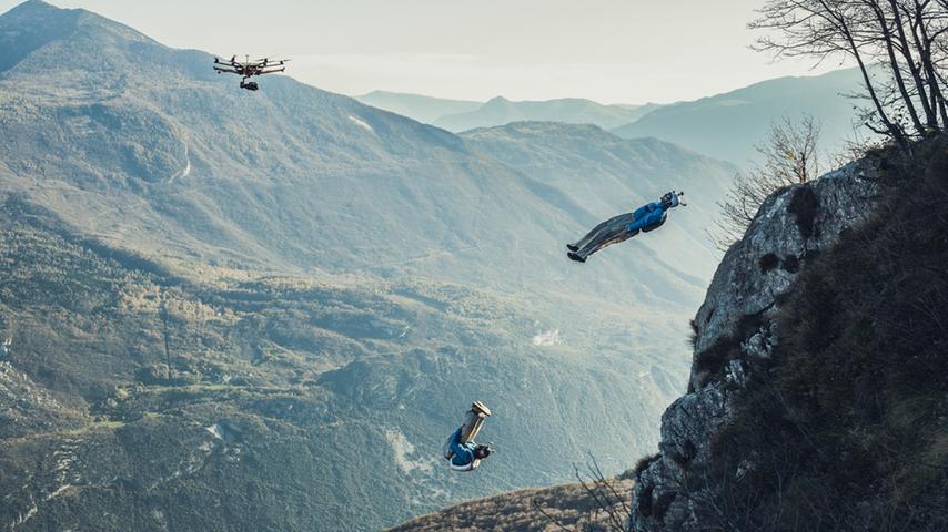 Basejumper springen von einem festen Objekt wie einem Haus, einer Brücke oder einem Berg (das Bild wurde in Italien aufgenommen) in die Tiefe. Mit der Drohnenkamera kann Holger Hirsch die Sportler aus der Luft filmen.