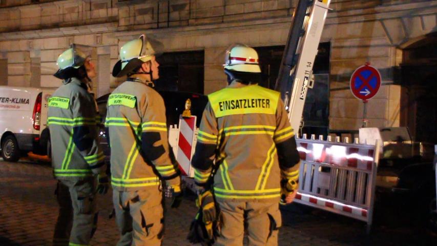 Autofahrer rumpelt in Baustelle: Fürther Feuerwehr im Großeinsatz