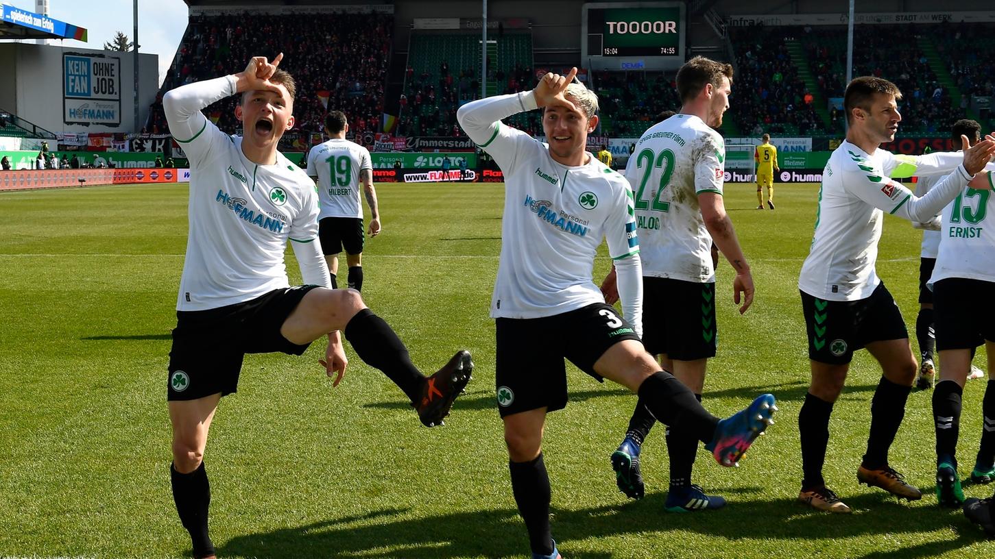 Fabian Reese und Maximilian Wittek freuen sich nach dem entscheidenden Eigentor von Berlins Prömel.