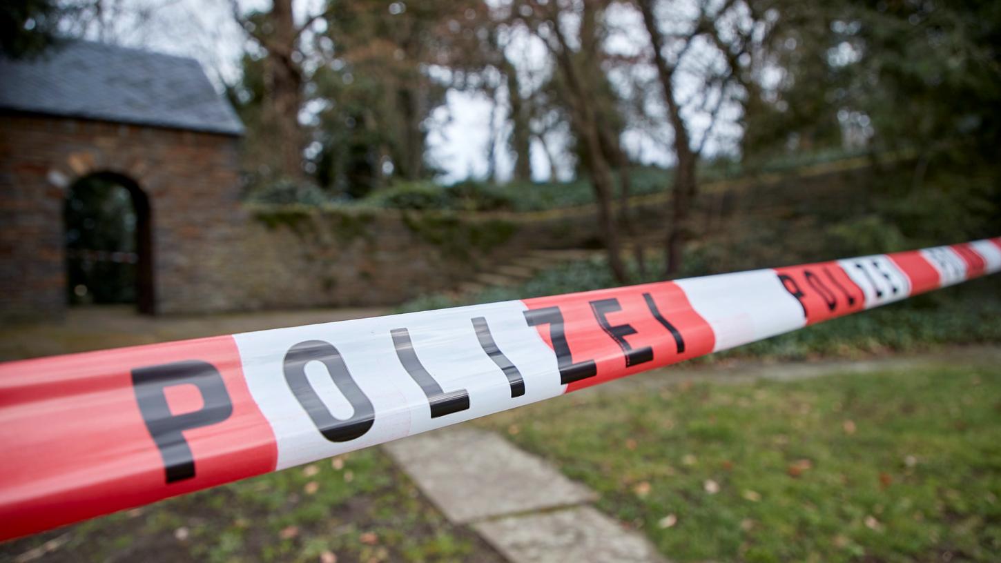 Am vergangenen Donnerstag wurde auf dem Koblenzer Hauptfriedhof die enthauptete Leiche eines Obdachlosen gefunden. Derzeit ermittelt eine Sonderkommission mit 25 Beamten das schockierende Verbrechen.