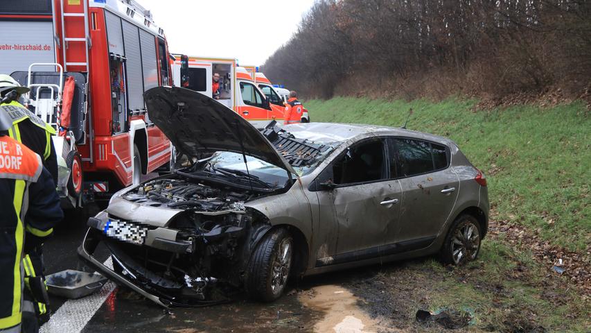 Auto überschlägt sich auf A73: Zwei Verletzte bei Buttenheim