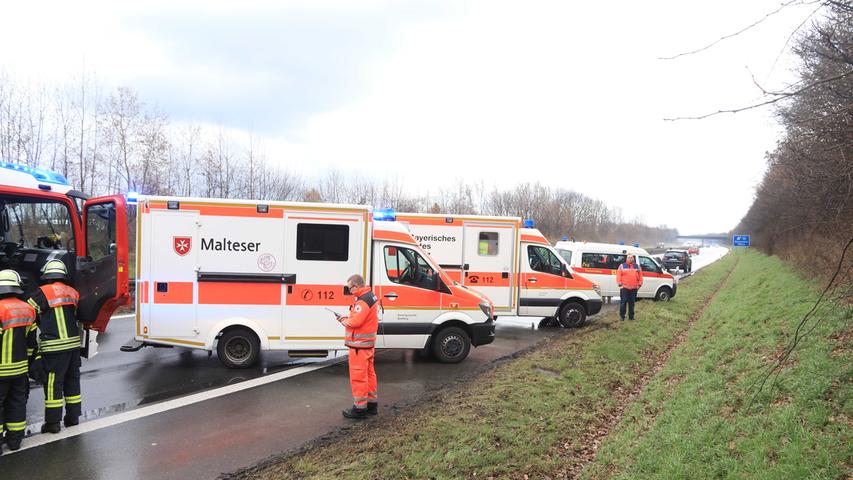 Auto überschlägt sich auf A73: Zwei Verletzte bei Buttenheim