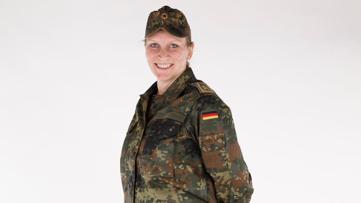 Die Umstandsmode für schwangere Soldatinnen hat sich in anderen Ländern bereits bewährt - jetzt zieht die deutsche Bundeswehr nach. Die Umstandsmode für schwangere Soldatinnen hat sich in anderen Ländern bereits bewährt - jetzt zieht die deutsche Bundeswehr nach.