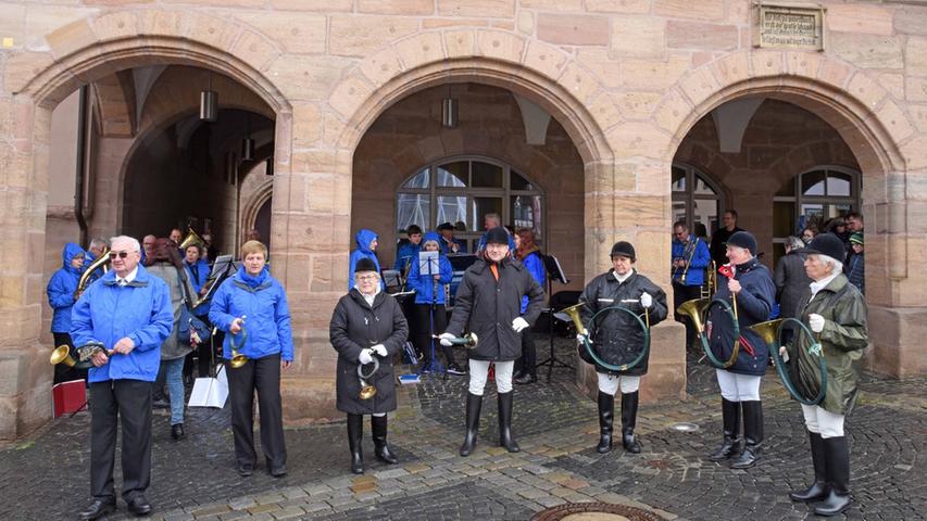 Tanz, Musik und Böllerschüsse bei der Osterbrunnenfeier in Schwabach