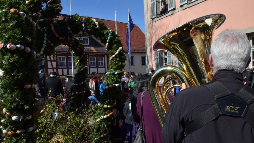 Musikalische Akzente setzte bei der kleinen Feierstunde zur Einweihung des Osterbrunnens vor dem Gunzenhäuser Haus des Gastes der Frickenfelder Posaunenchor.