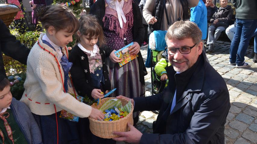 Als Dankeschön für ihren Einsatz verteilte Gunzenhausens Bürgermeister Karl-Heinz Fitz Ostereier und andere kleine Süßigkeiten an die Kinder des Trachtenvereins D'Altmühltaler.