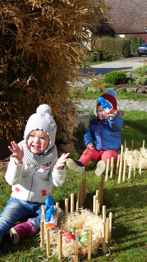 Die Mühe hat sich gelohnt: Das selbstgebauten Osternest im Garten fanden die Kinder am Ostersonntag gut gefüllt.