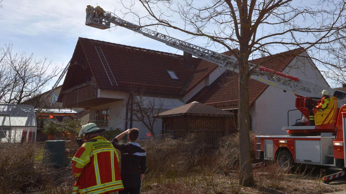 Die Feuerwehr kontrollierte die Anlage auf dem Dach des Nebengebäudes auch von oben.