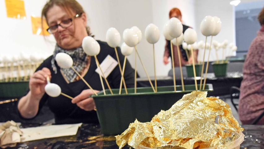 Goldene Eier und kleine Küken bei der Eierschau im Schwabacher Stadtmuseum