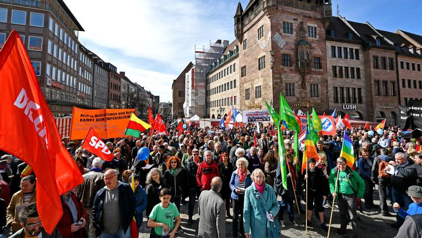 Ostermarsch in Nürnberg: Bunte Fahnen für den Frieden
