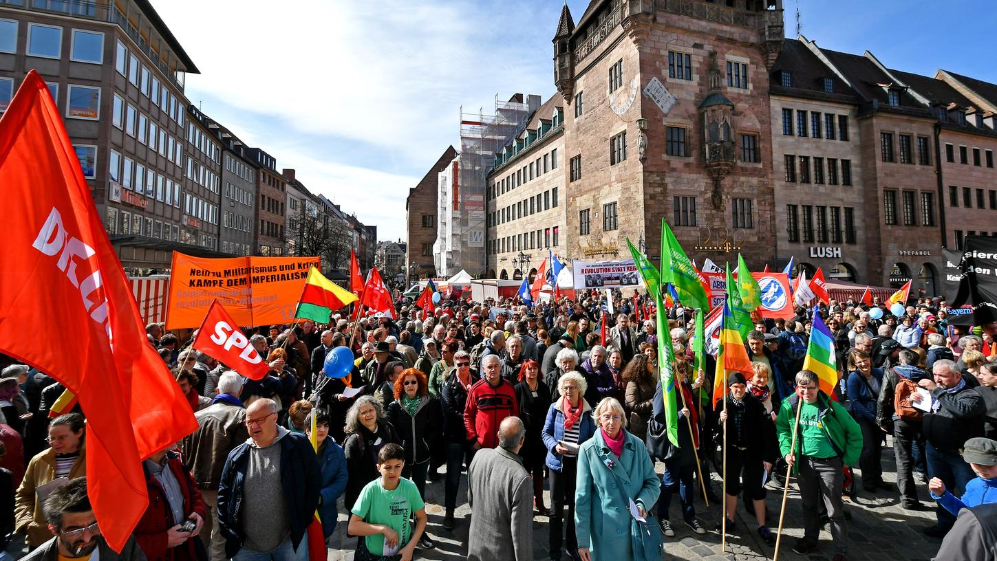Mit bunten Bannern und Fahnen zogen die Demonstranten durch die Nürnberger Innenstadt.