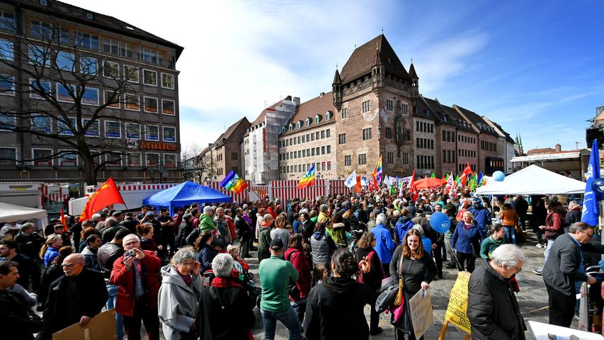 Ostermarsch in Nürnberg: Bunte Fahnen für den Frieden